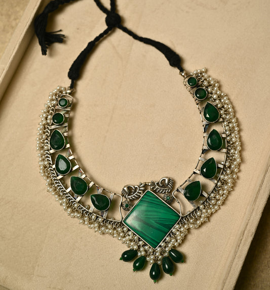 Prasine Necklace with Earrings