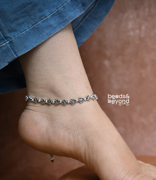 Tiny Floret Thread Anklet